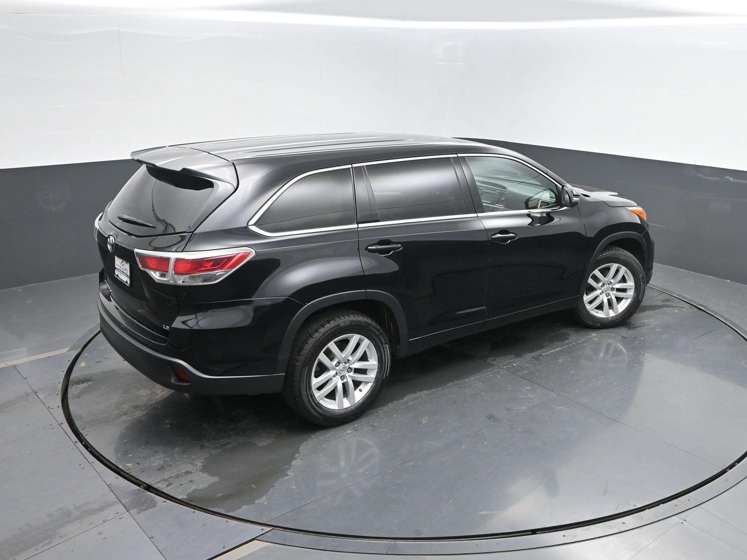 Used 2015 Attitude Black Metallic Toyota LE image 32
