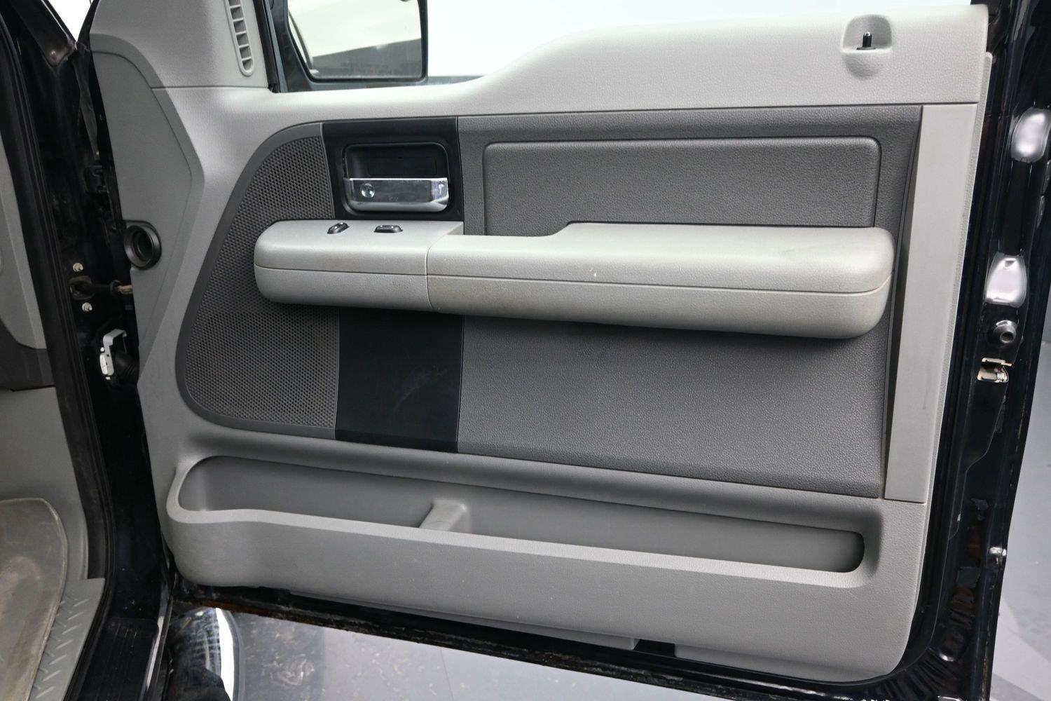 Used 2008 Black Clearcoat Ford XLT image 8