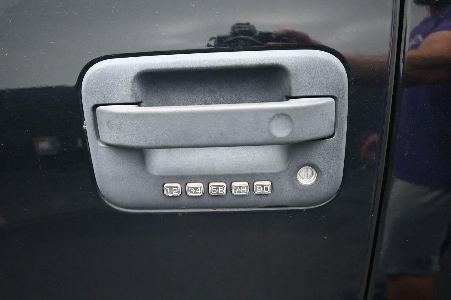 Used 2008 Black Clearcoat Ford XLT image 16