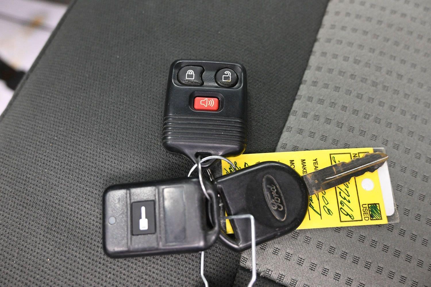 Used 2008 Black Clearcoat Ford XLT image 19