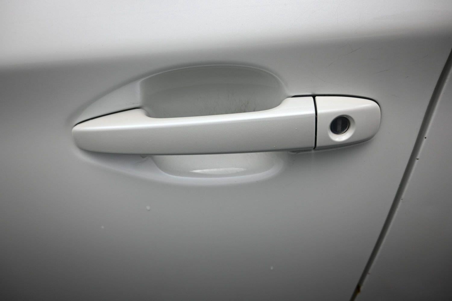 Used 2015 Crystal White Pearl Subaru 2.5i Premium image 15