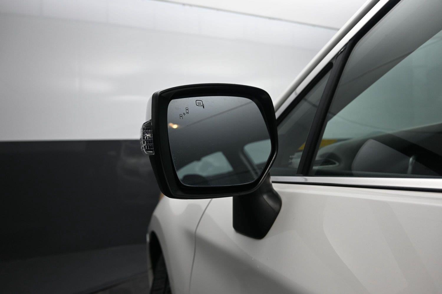 Used 2015 Crystal White Pearl Subaru 2.5i Premium image 16