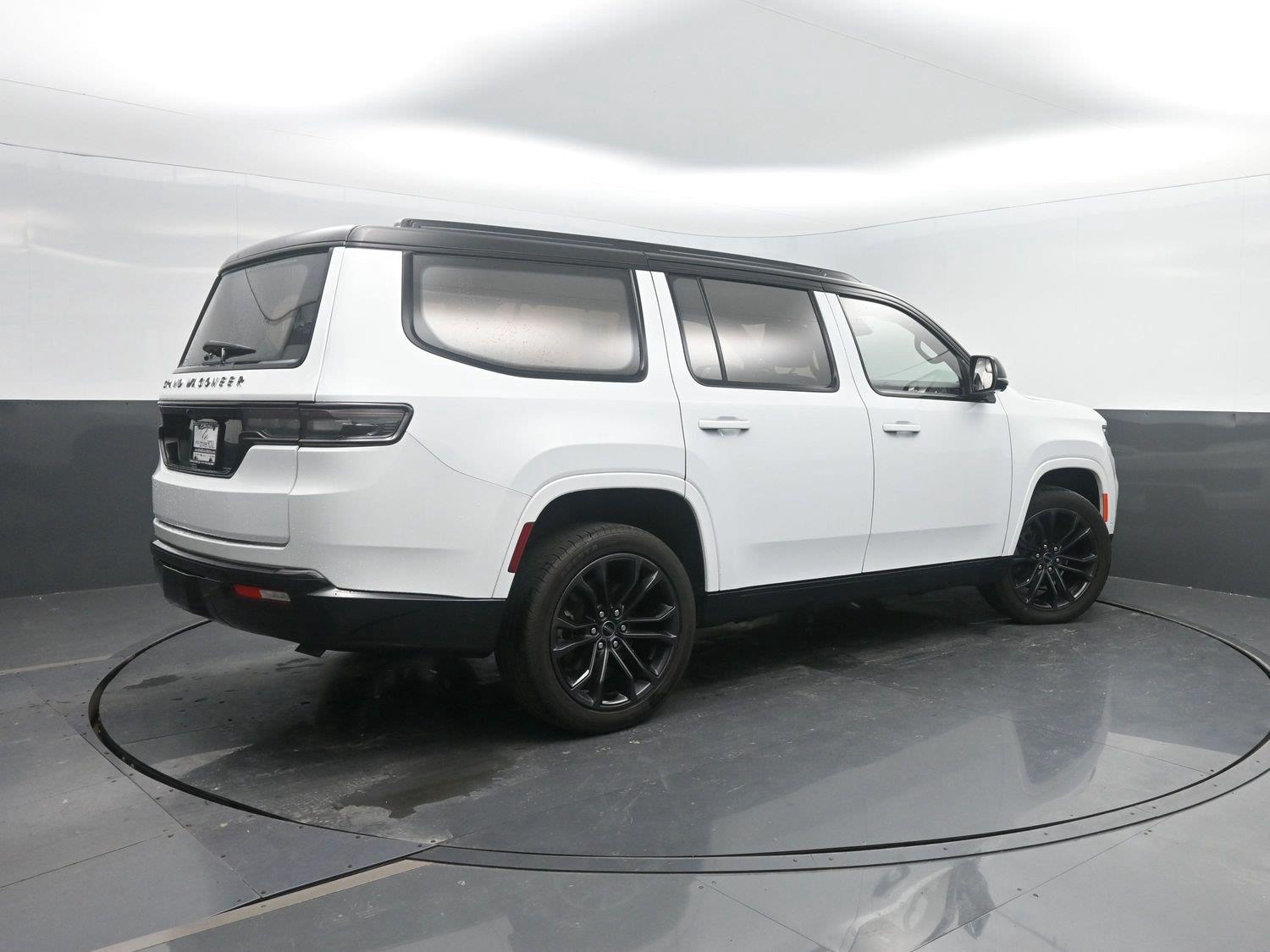 Used 2024 Bright White Clearcoat Jeep Series II Obsidian image 2