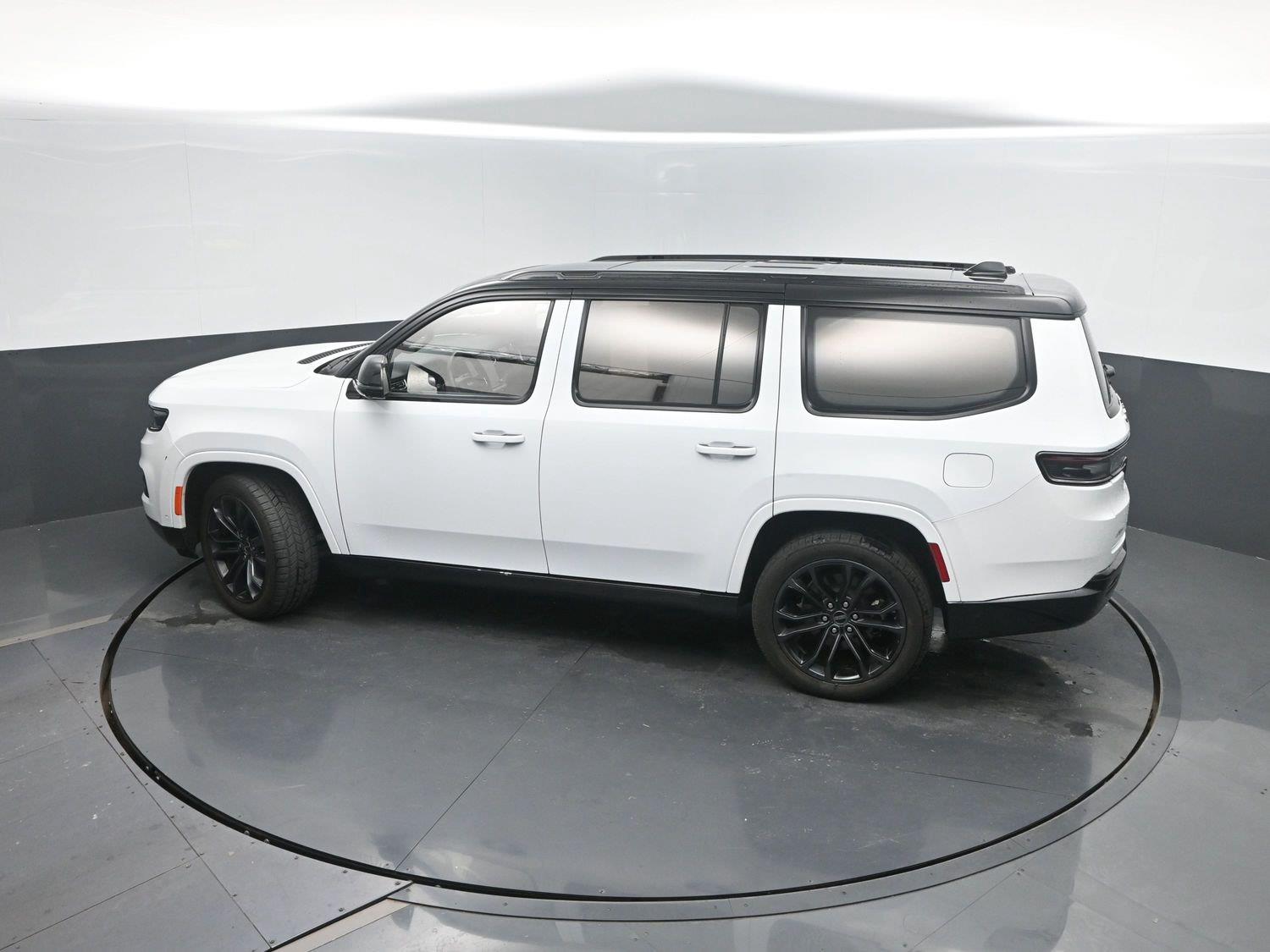 Used 2024 Bright White Clearcoat Jeep Series II Obsidian image 39