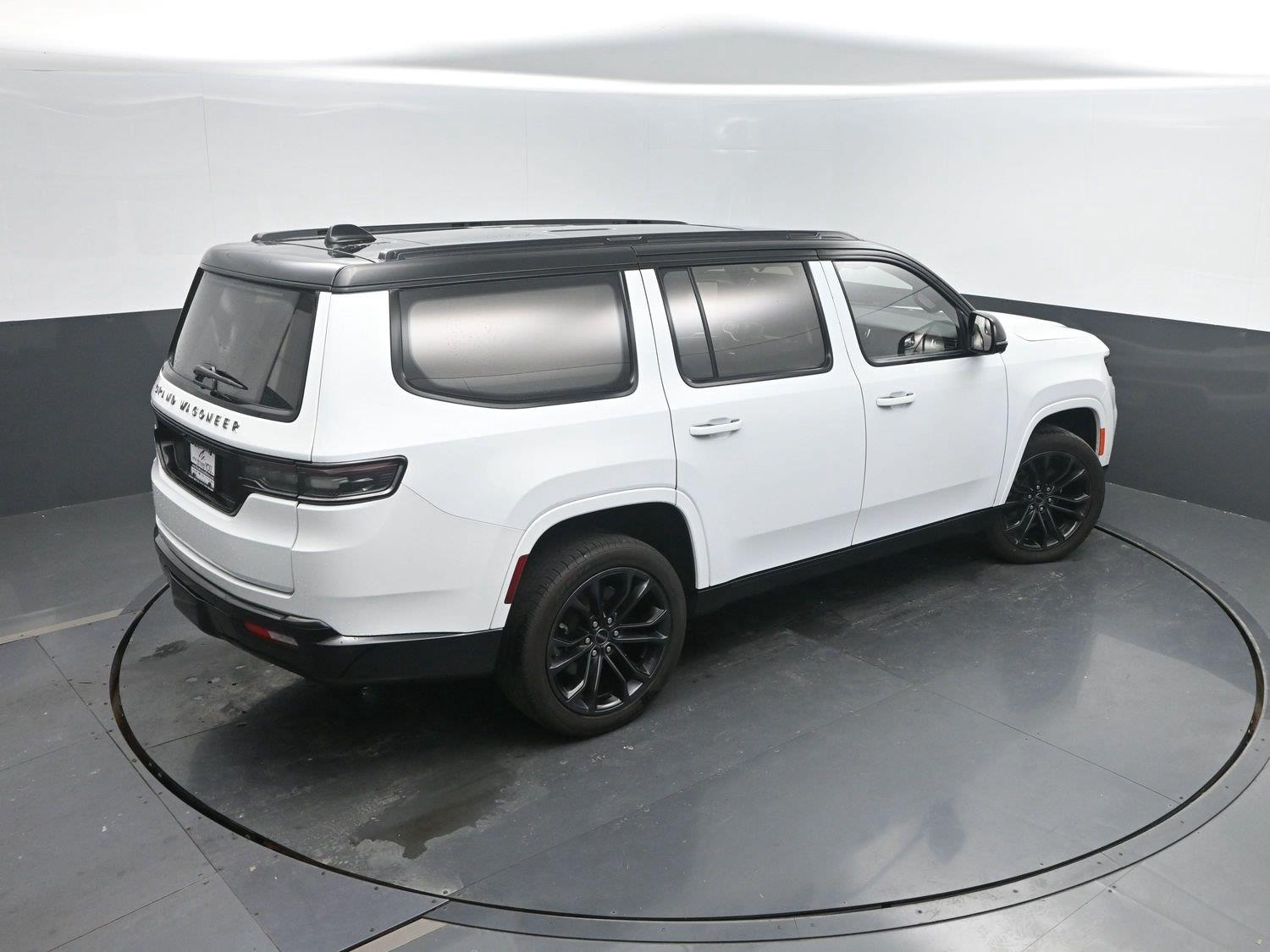 Used 2024 Bright White Clearcoat Jeep Series II Obsidian image 40