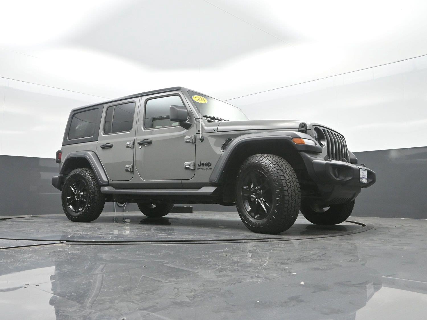 Used 2023 Sting-Gray Clearcoat Jeep Sport Altitude image 28