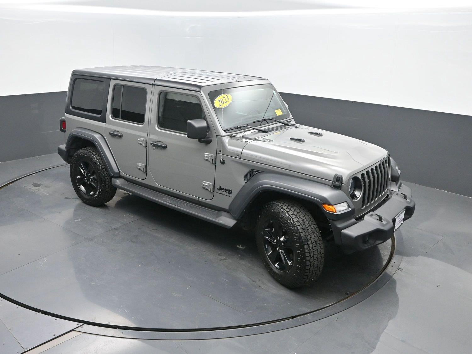 Used 2023 Sting-Gray Clearcoat Jeep Sport Altitude image 32