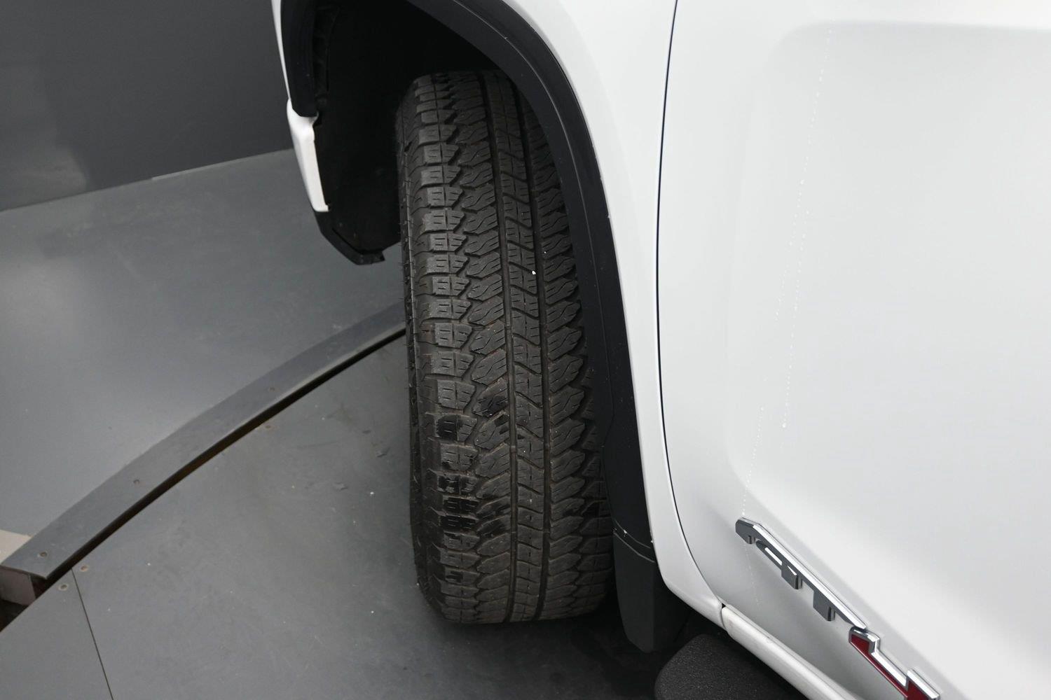 Used 2026 Summit White GMC AT4 image 5