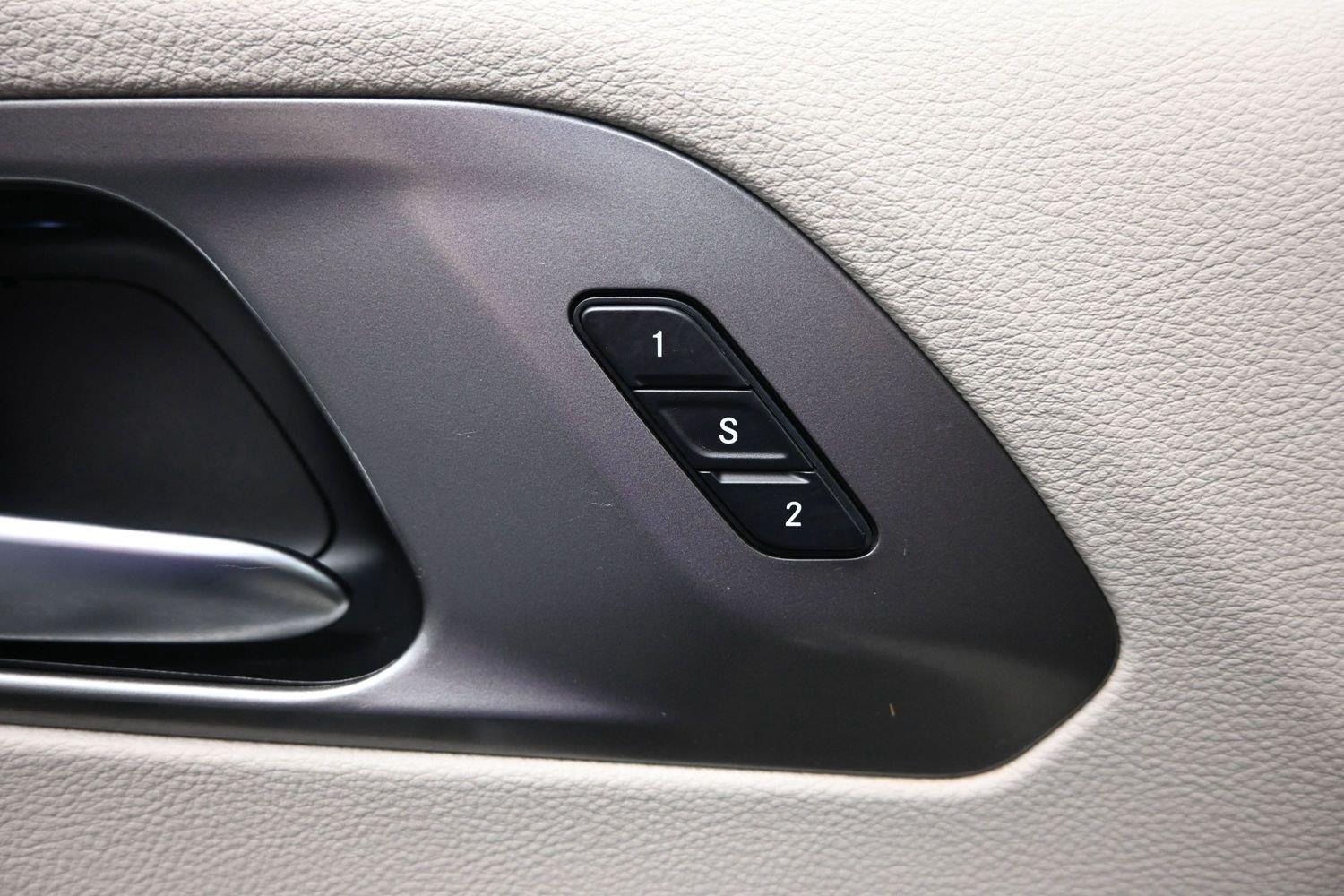 Used 2022 Brilliant Black Crystal Pearlcoat Chrysler Hybrid Touring L image 18