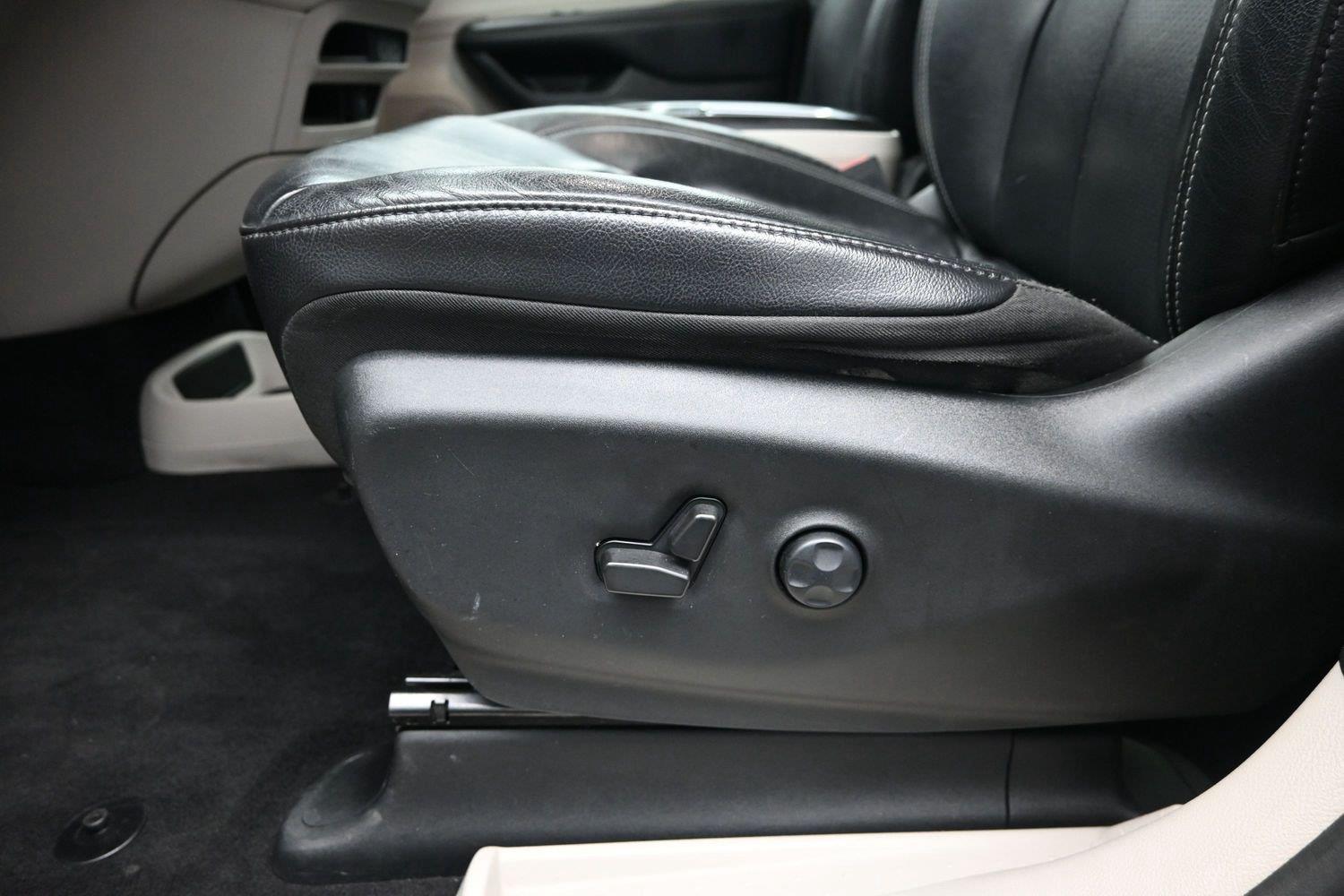 Used 2022 Brilliant Black Crystal Pearlcoat Chrysler Hybrid Touring L image 19