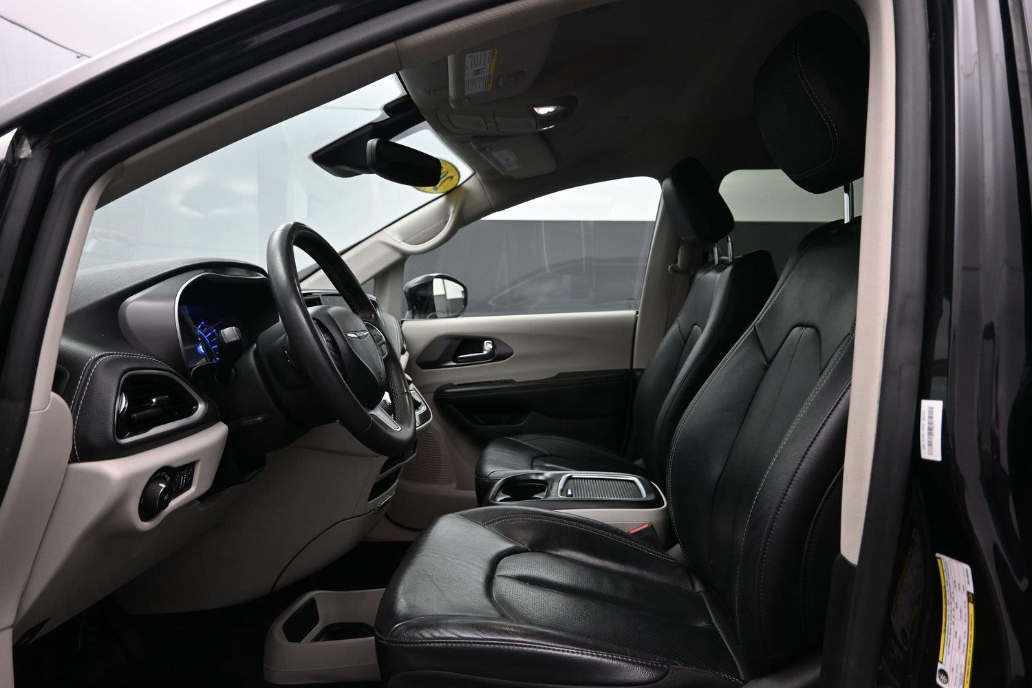 Used 2022 Brilliant Black Crystal Pearlcoat Chrysler Hybrid Touring L image 20