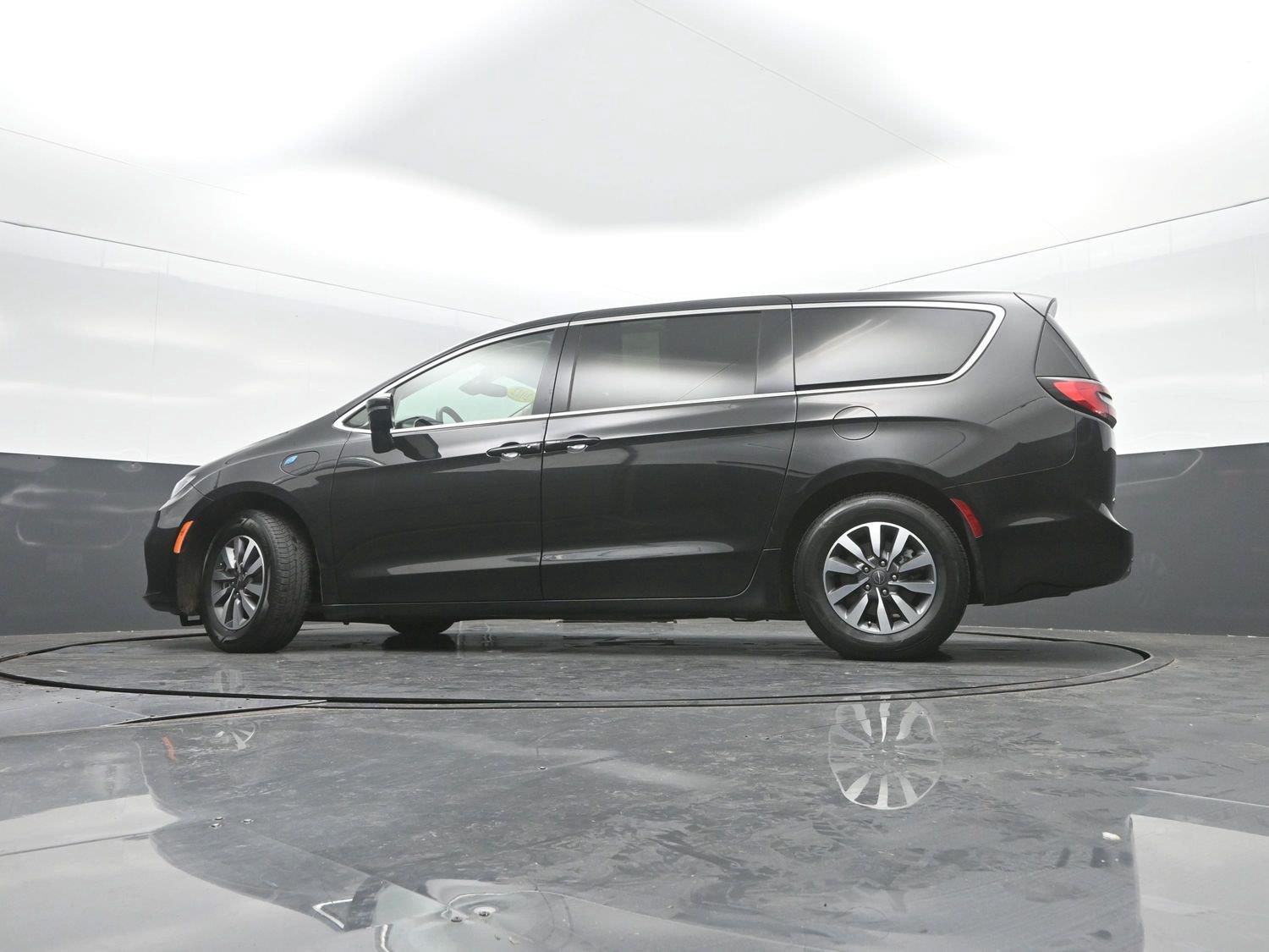 Used 2022 Brilliant Black Crystal Pearlcoat Chrysler Hybrid Touring L image 33