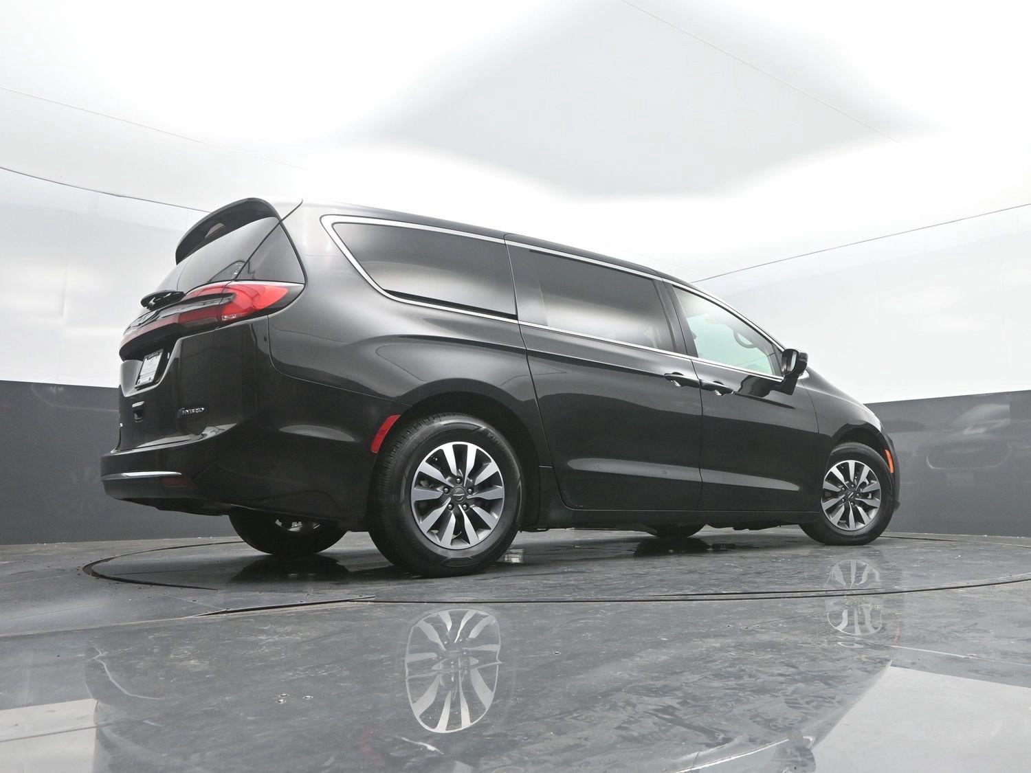 Used 2022 Brilliant Black Crystal Pearlcoat Chrysler Hybrid Touring L image 34