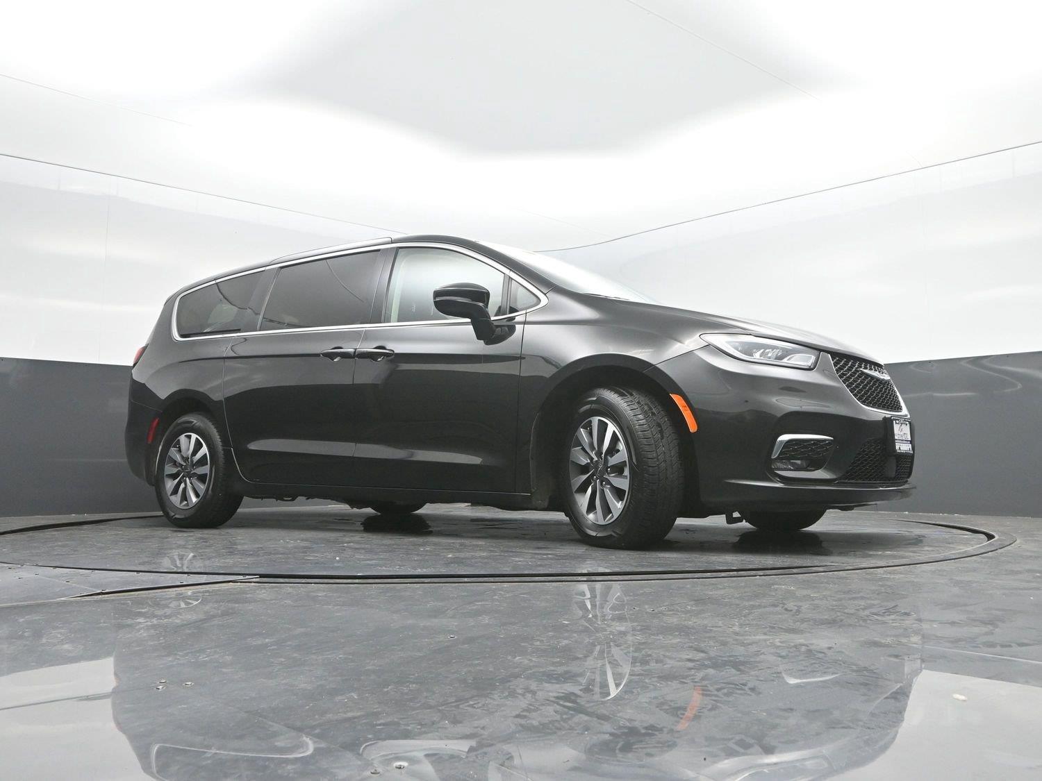 Used 2022 Brilliant Black Crystal Pearlcoat Chrysler Hybrid Touring L image 35