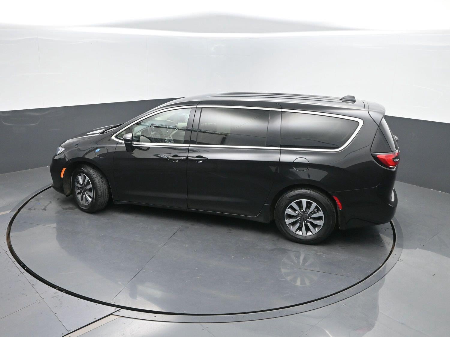 Used 2022 Brilliant Black Crystal Pearlcoat Chrysler Hybrid Touring L image 37