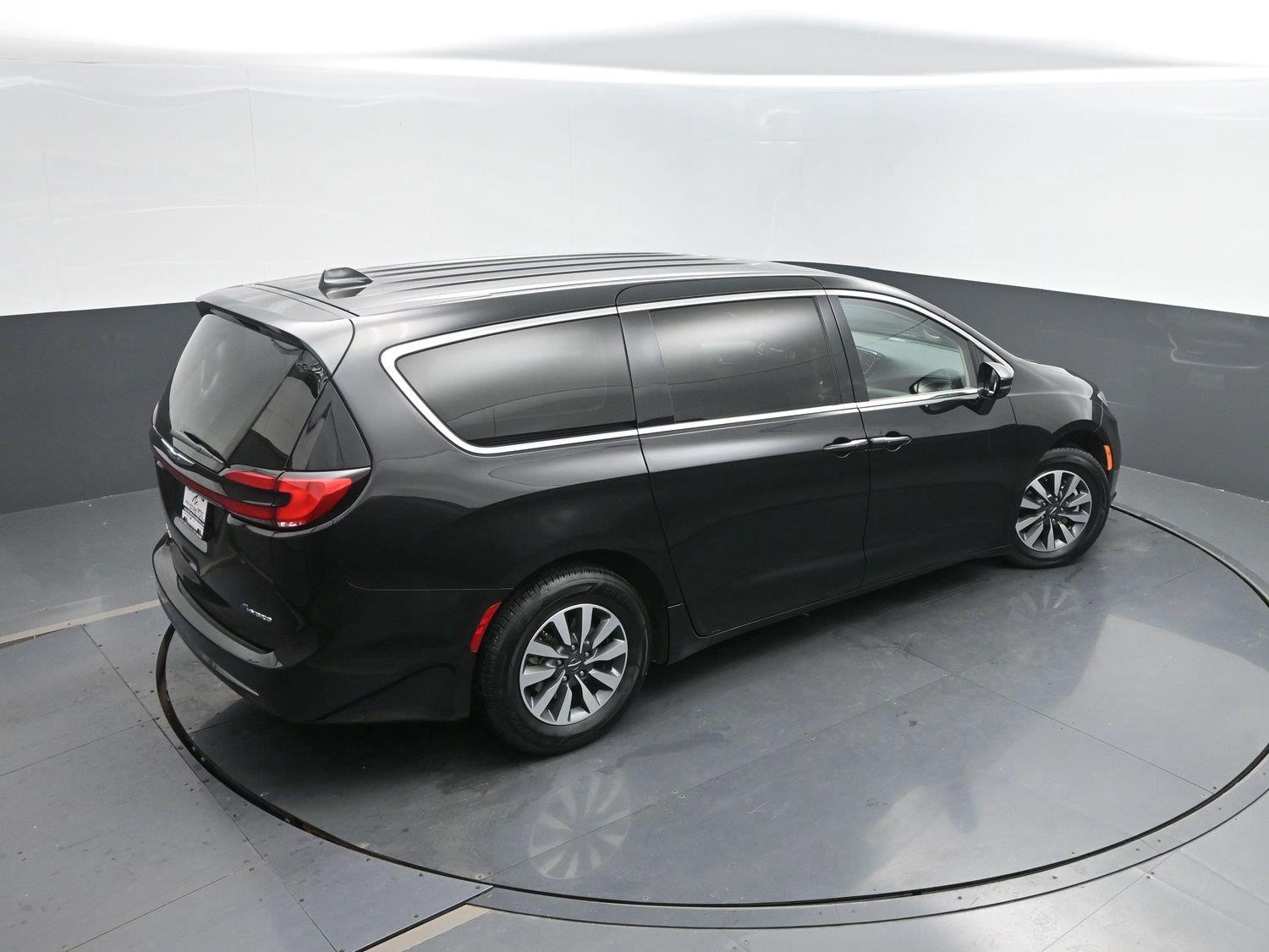 Used 2022 Brilliant Black Crystal Pearlcoat Chrysler Hybrid Touring L image 38