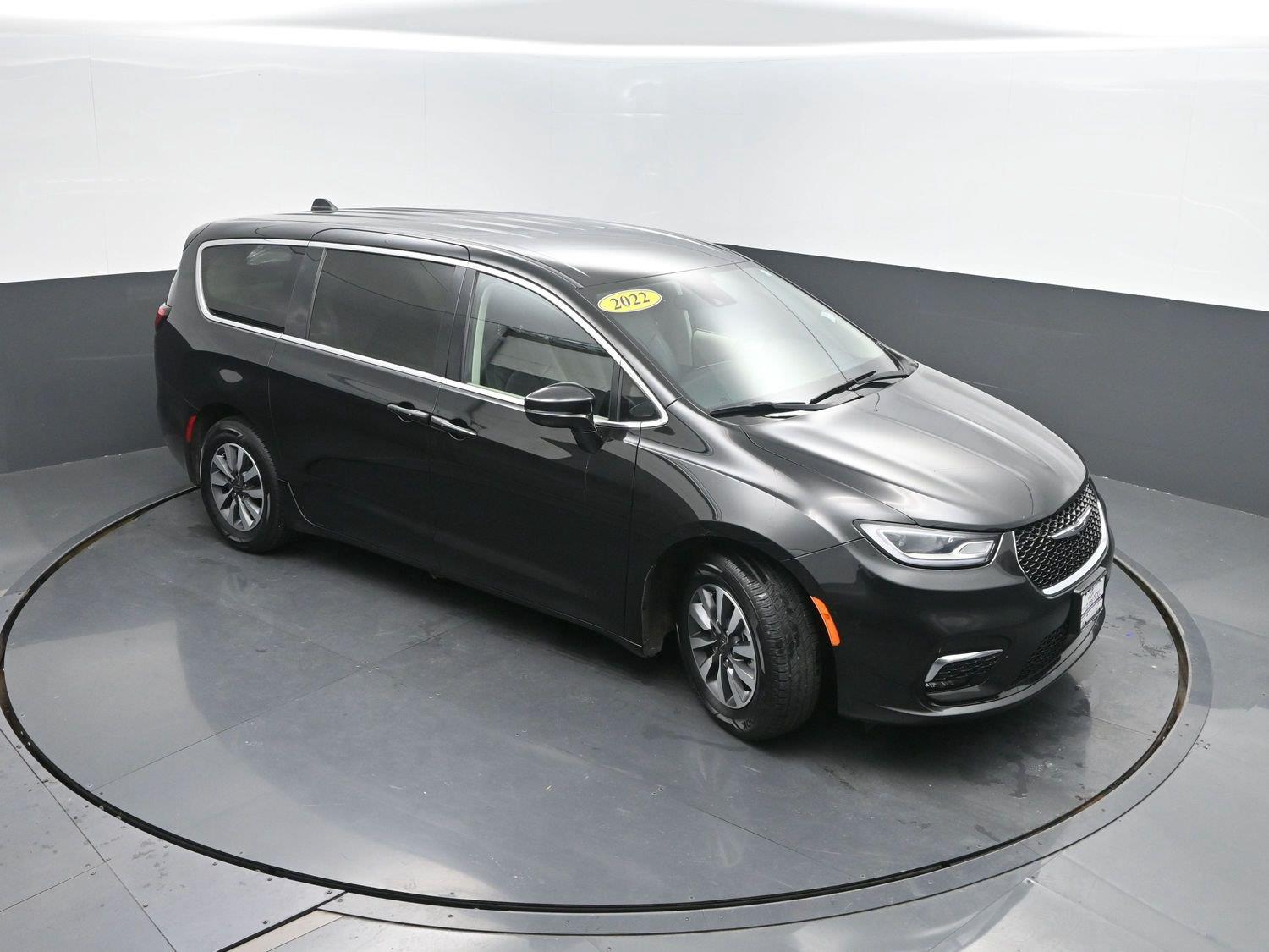 Used 2022 Brilliant Black Crystal Pearlcoat Chrysler Hybrid Touring L image 39