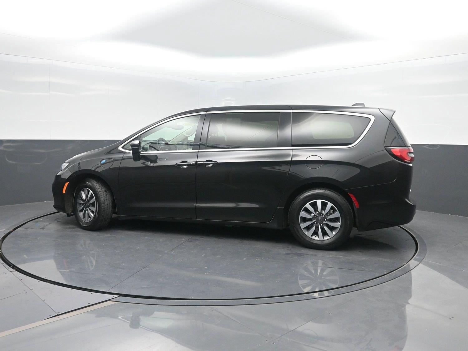 Used 2022 Brilliant Black Crystal Pearlcoat Chrysler Hybrid Touring L image 40