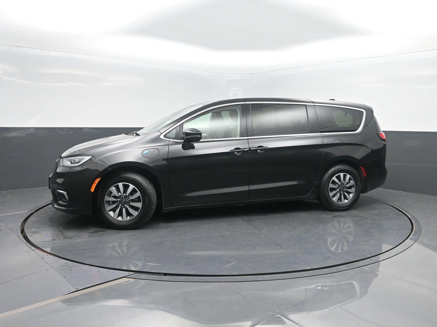 Used 2022 Brilliant Black Crystal Pearlcoat Chrysler Hybrid Touring L image 41