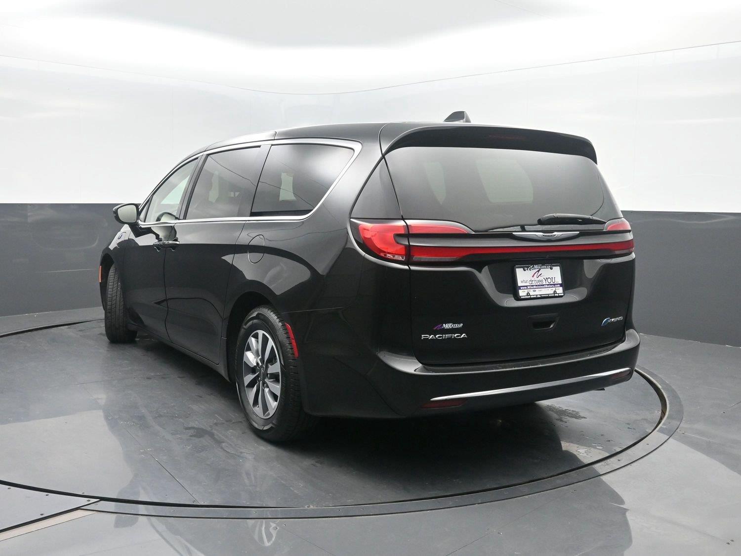 Used 2022 Brilliant Black Crystal Pearlcoat Chrysler Hybrid Touring L image 43