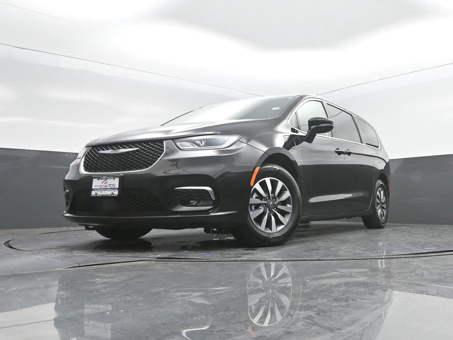Used 2022 Brilliant Black Crystal Pearlcoat Chrysler Hybrid Touring L image 44