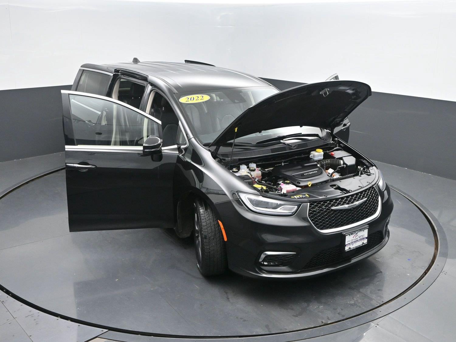 Used 2022 Brilliant Black Crystal Pearlcoat Chrysler Hybrid Touring L image 45