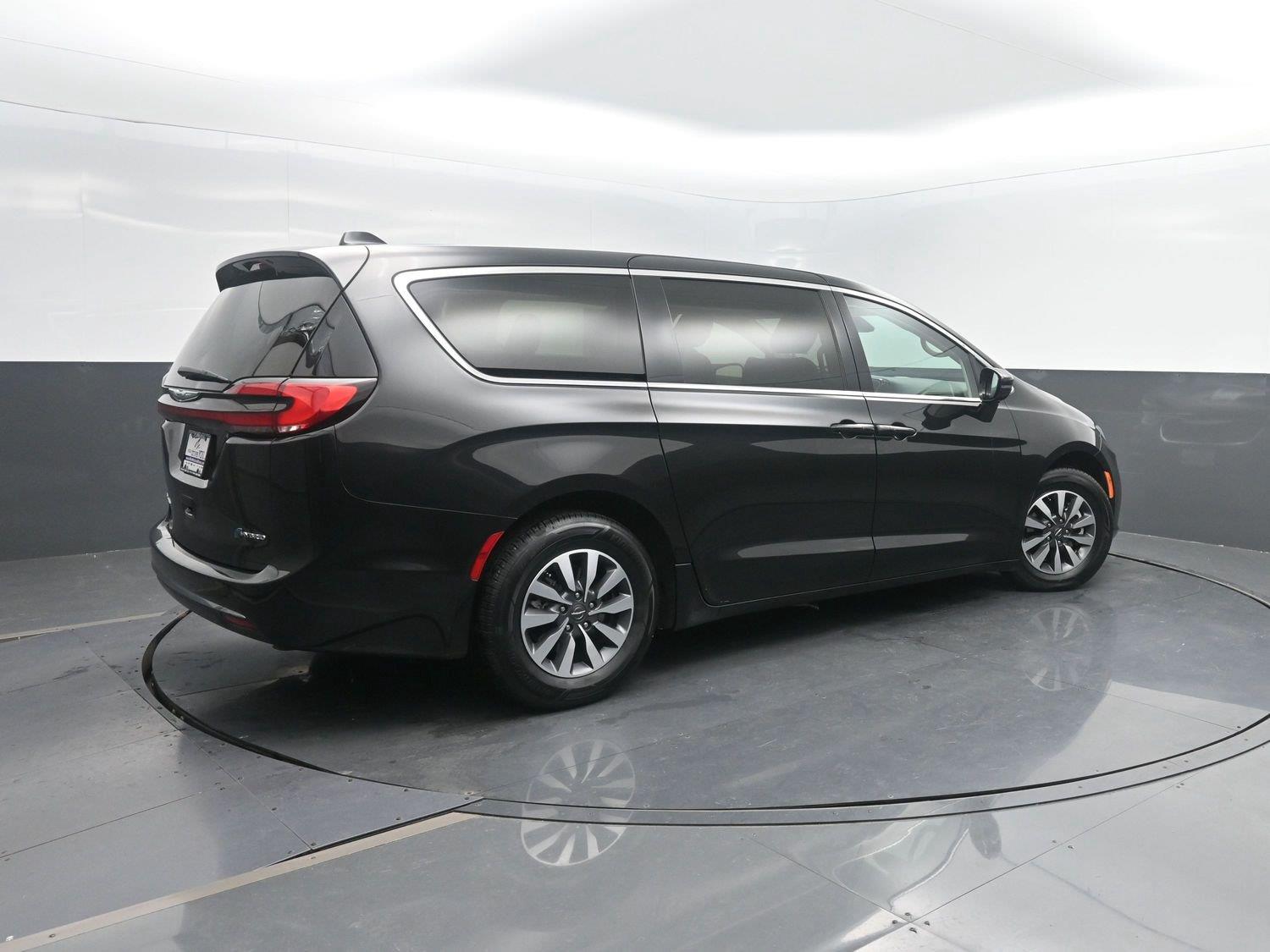 Used 2022 Brilliant Black Crystal Pearlcoat Chrysler Hybrid Touring L image 2