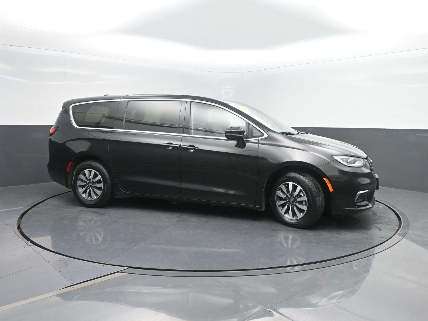 Used 2022 Brilliant Black Crystal Pearlcoat Chrysler Hybrid Touring L image 3
