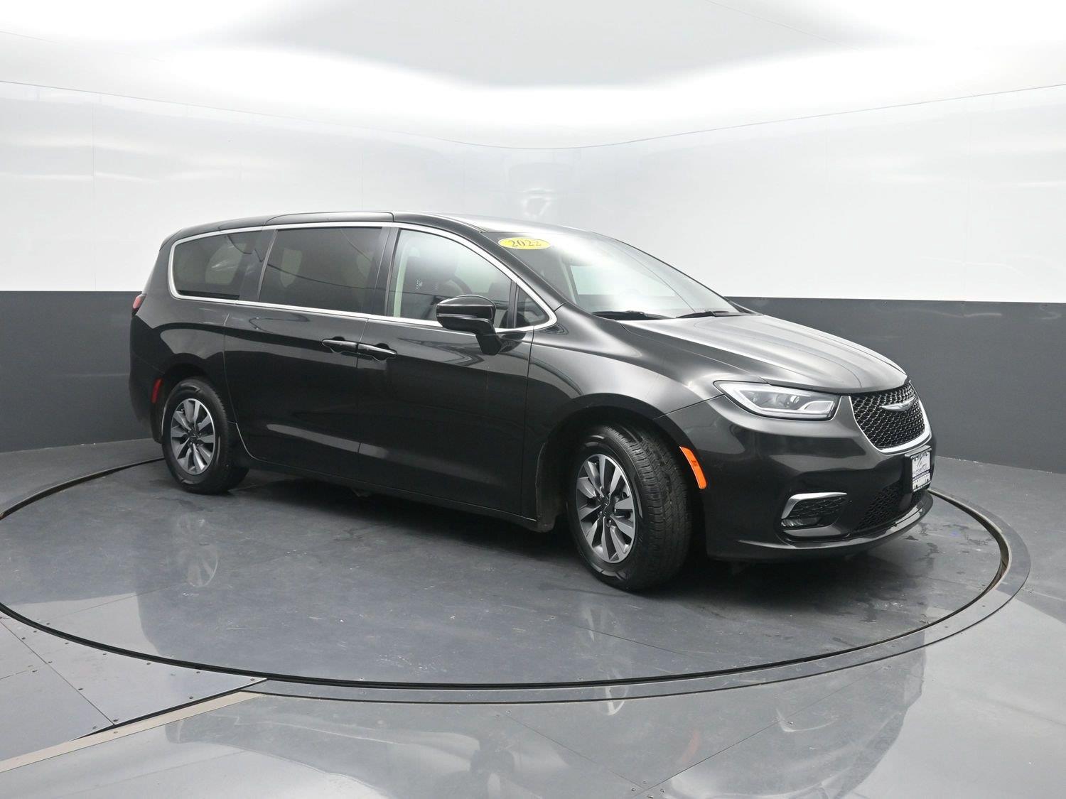Used 2022 Brilliant Black Crystal Pearlcoat Chrysler Hybrid Touring L image 4