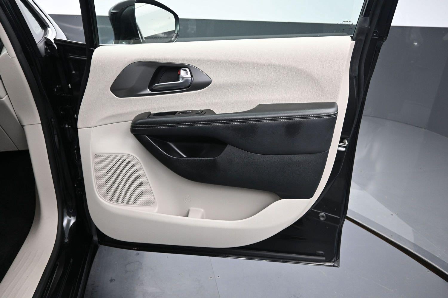 Used 2022 Brilliant Black Crystal Pearlcoat Chrysler Hybrid Touring L image 7