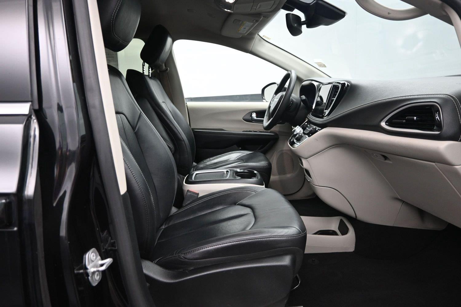 Used 2022 Brilliant Black Crystal Pearlcoat Chrysler Hybrid Touring L image 8