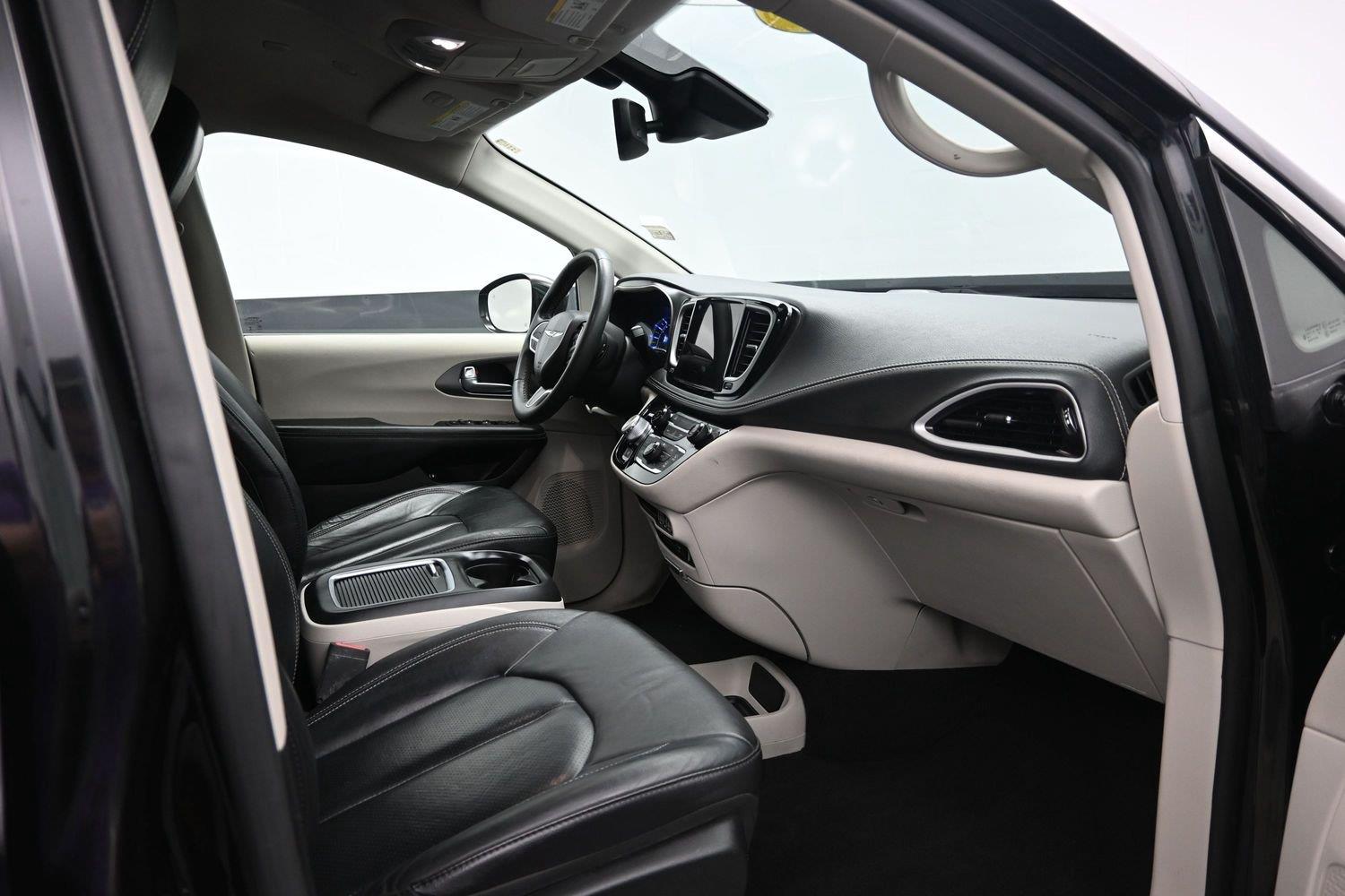 Used 2022 Brilliant Black Crystal Pearlcoat Chrysler Hybrid Touring L image 9