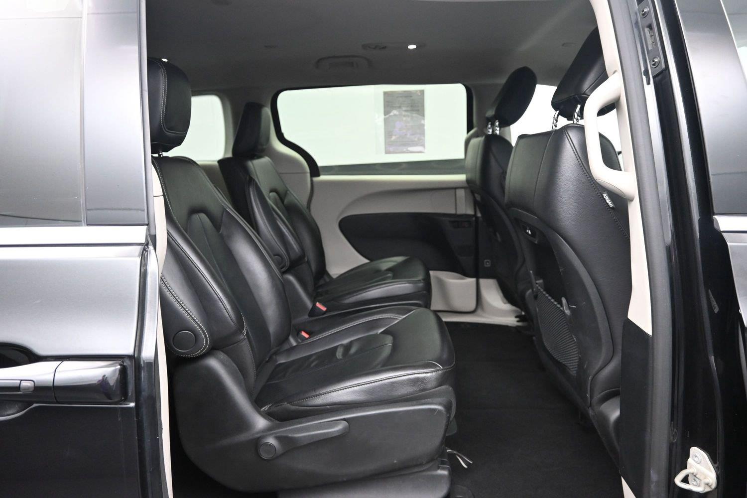 Used 2022 Brilliant Black Crystal Pearlcoat Chrysler Hybrid Touring L image 10