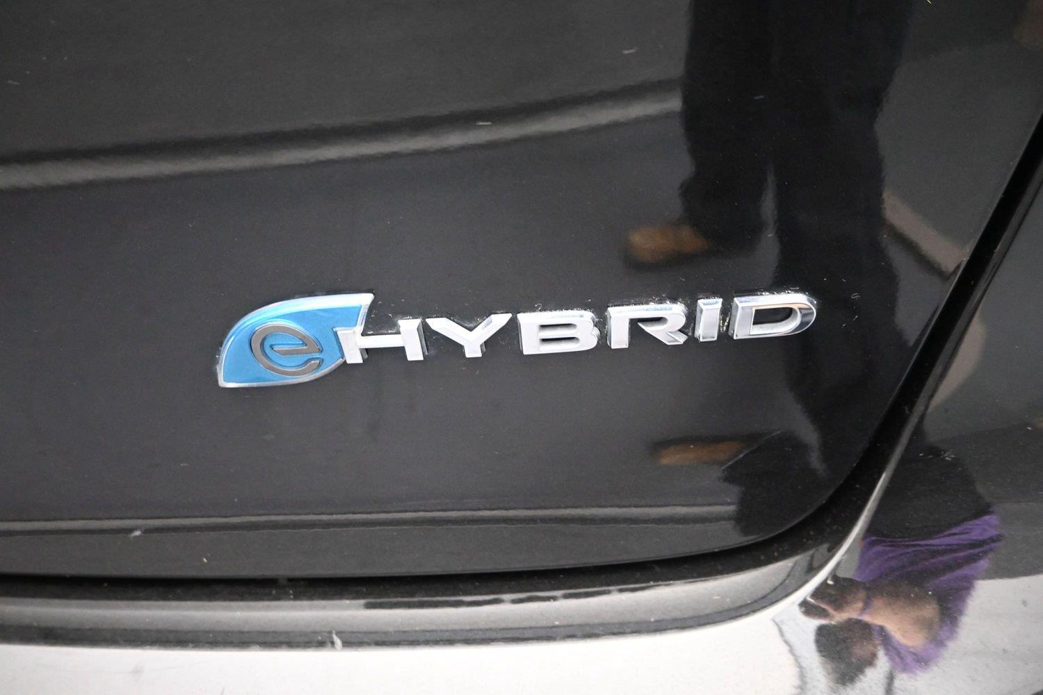 Used 2022 Brilliant Black Crystal Pearlcoat Chrysler Hybrid Touring L image 13