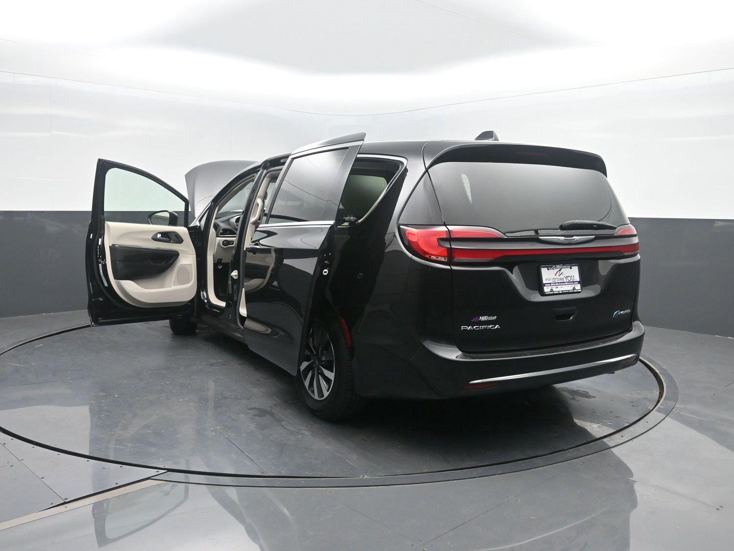 Used 2022 Brilliant Black Crystal Pearlcoat Chrysler Hybrid Touring L image 46