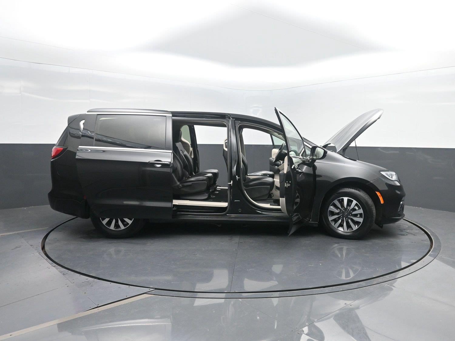 Used 2022 Brilliant Black Crystal Pearlcoat Chrysler Hybrid Touring L image 47
