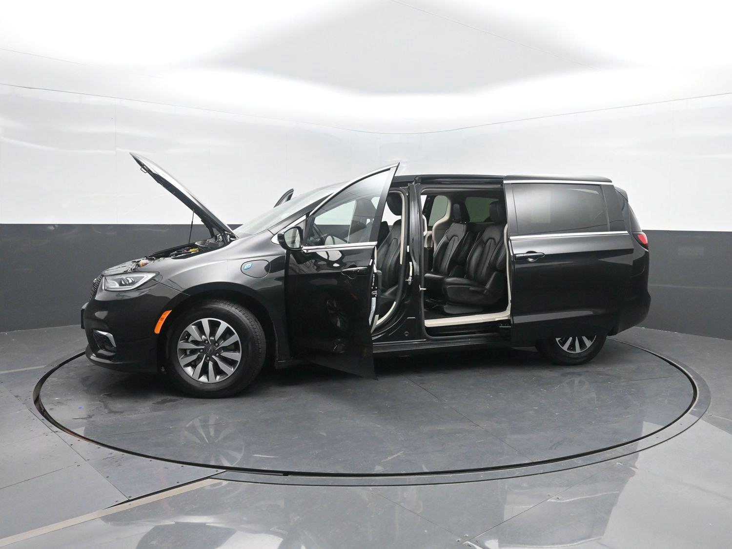 Used 2022 Brilliant Black Crystal Pearlcoat Chrysler Hybrid Touring L image 48