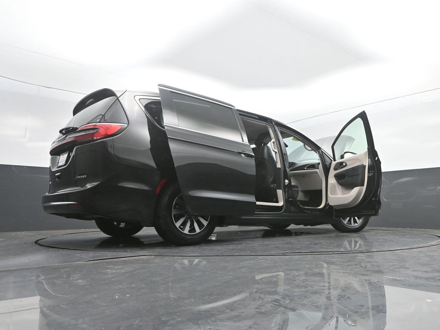 Used 2022 Brilliant Black Crystal Pearlcoat Chrysler Hybrid Touring L image 49