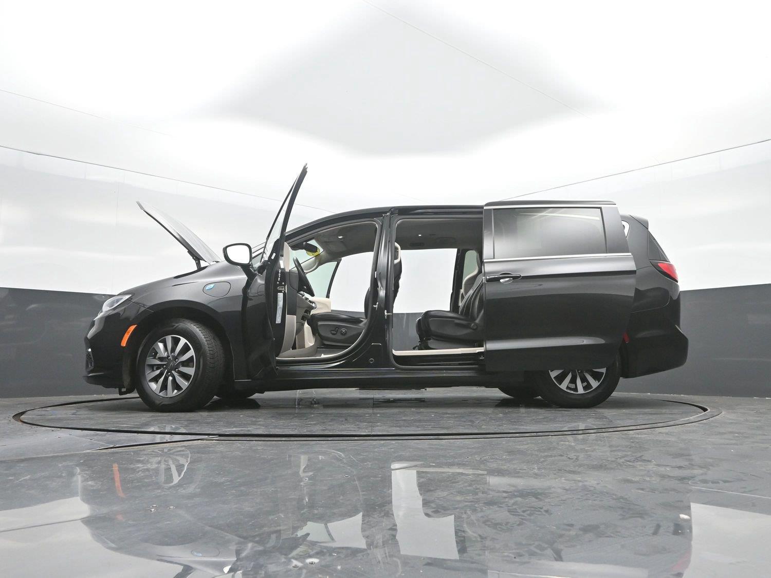 Used 2022 Brilliant Black Crystal Pearlcoat Chrysler Hybrid Touring L image 50