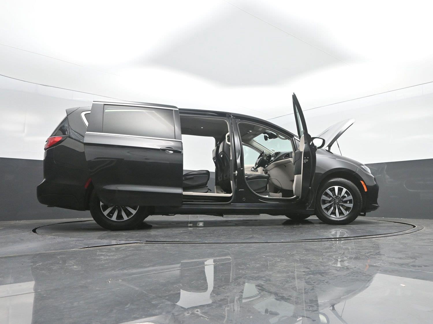 Used 2022 Brilliant Black Crystal Pearlcoat Chrysler Hybrid Touring L image 51