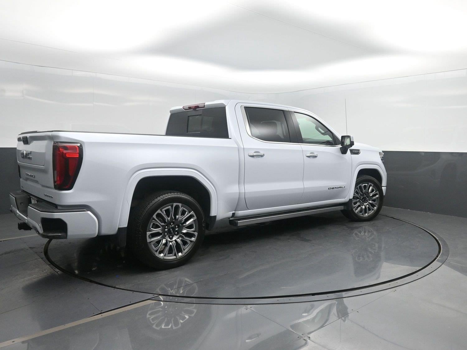 Used 2026 Glacier White Tricoat GMC Denali Ultimate image 2