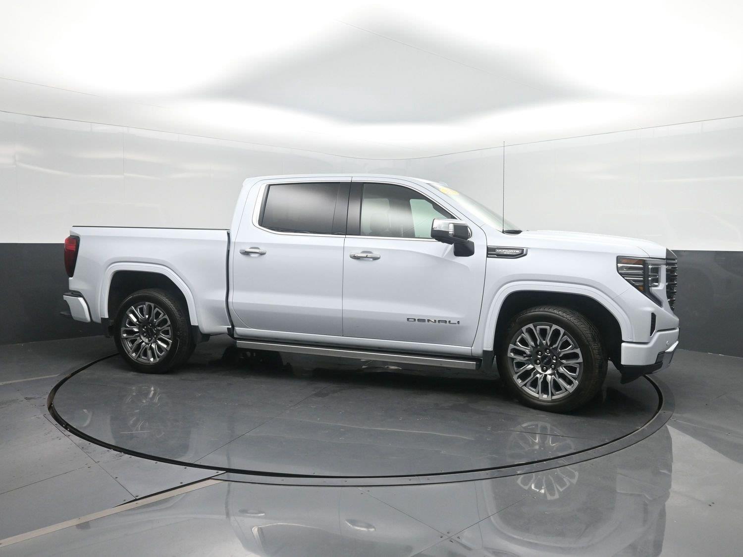 Used 2026 Glacier White Tricoat GMC Denali Ultimate image 3