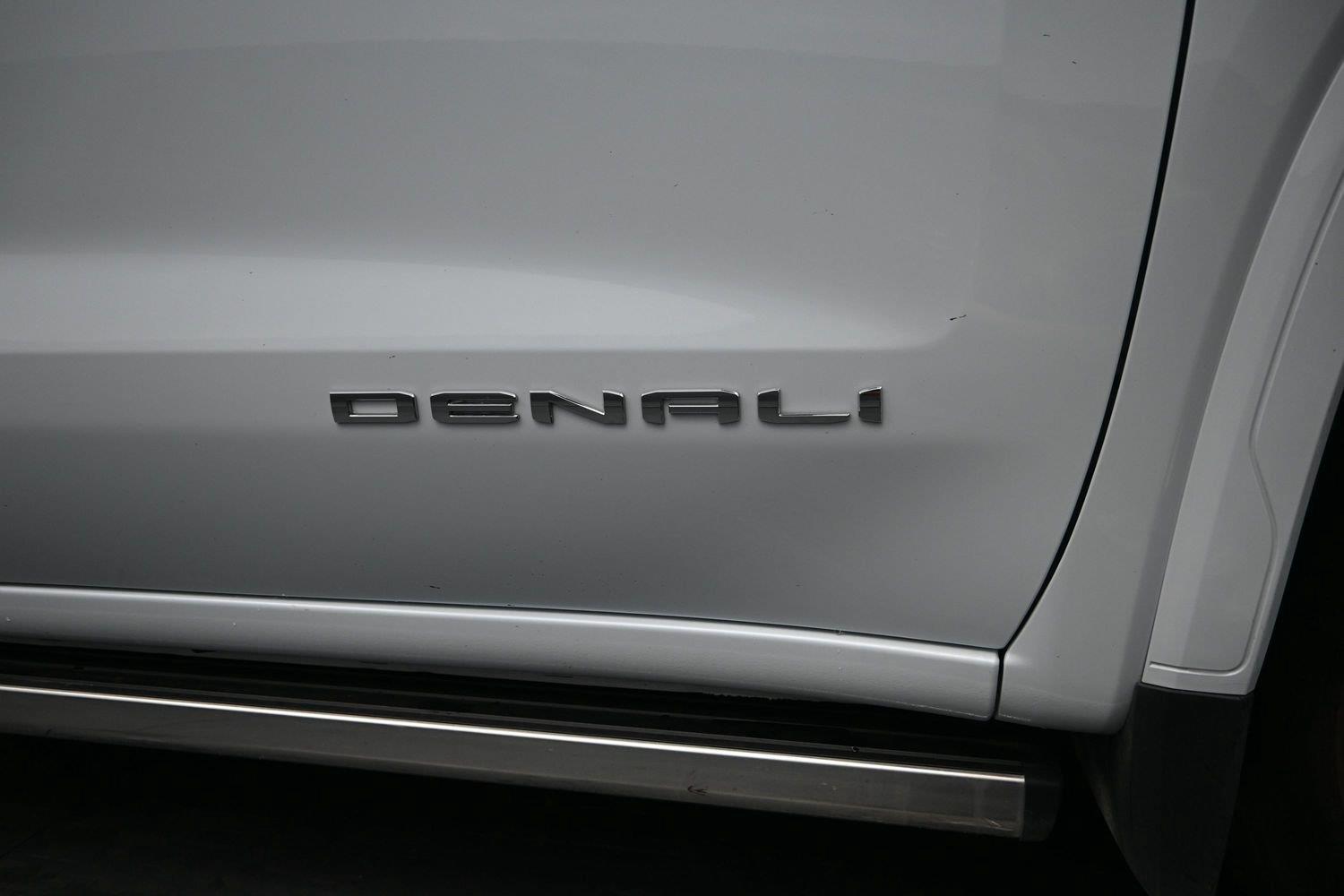 Used 2026 Glacier White Tricoat GMC Denali Ultimate image 7