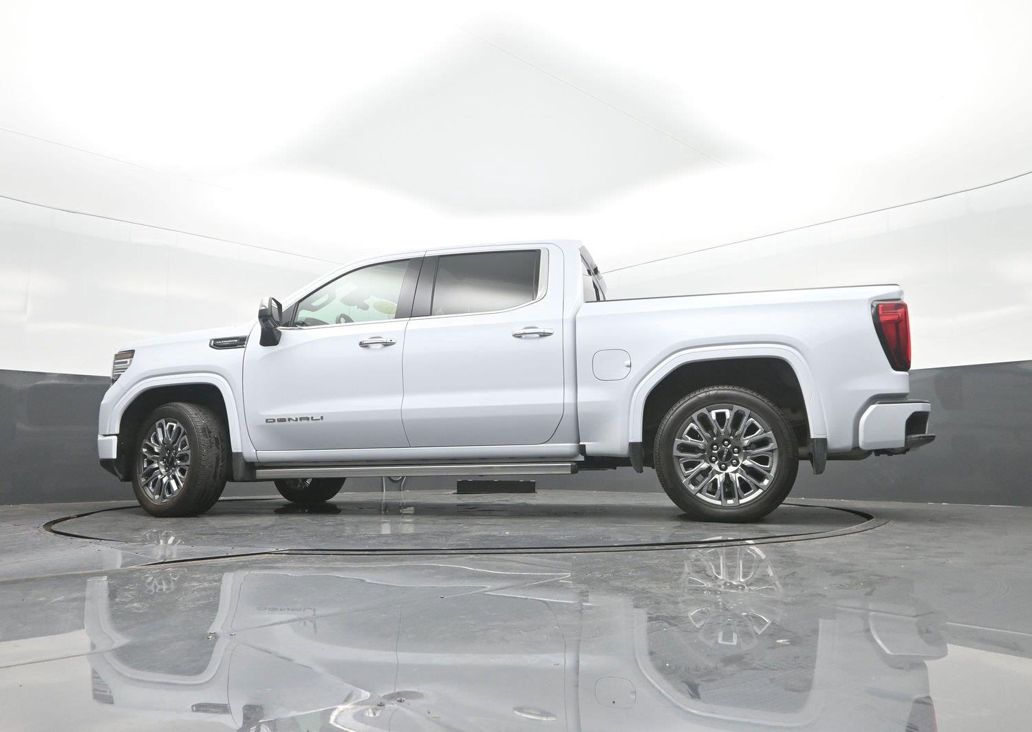 Used 2026 Glacier White Tricoat GMC Denali Ultimate image 36