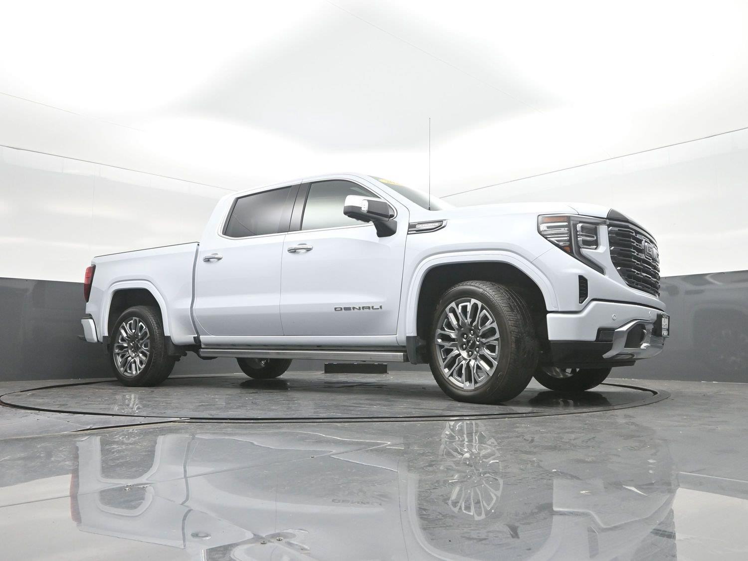 Used 2026 Glacier White Tricoat GMC Denali Ultimate image 38