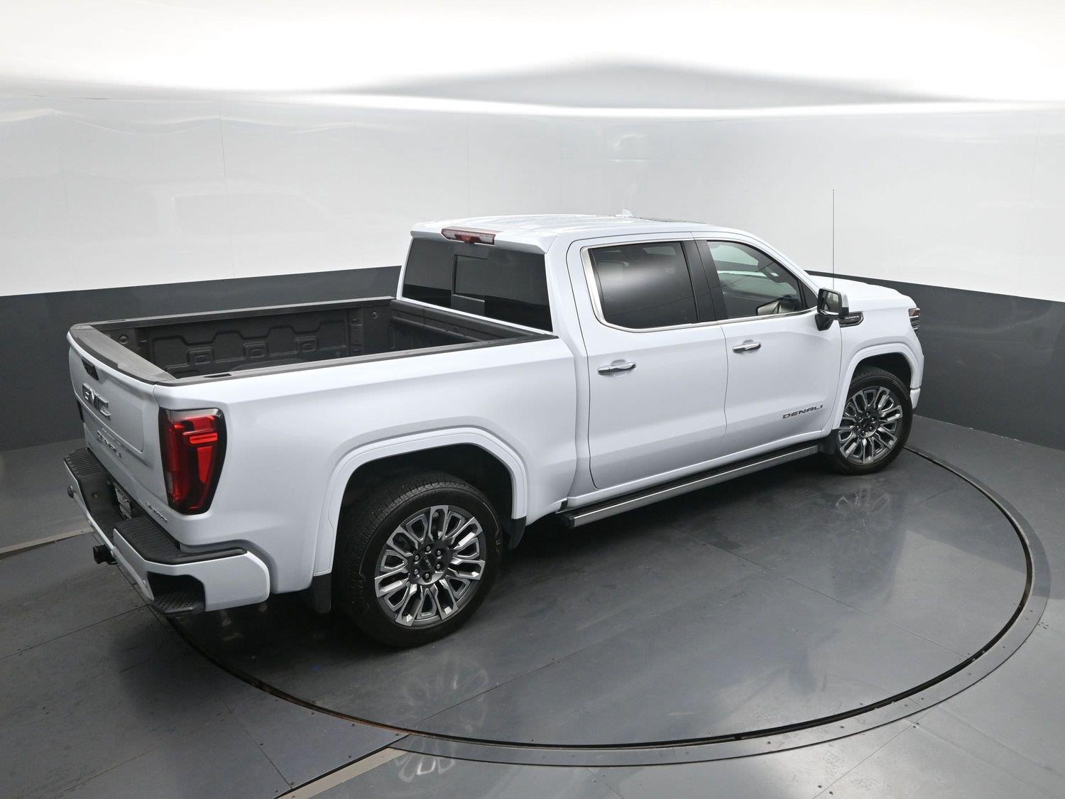 Used 2026 Glacier White Tricoat GMC Denali Ultimate image 41