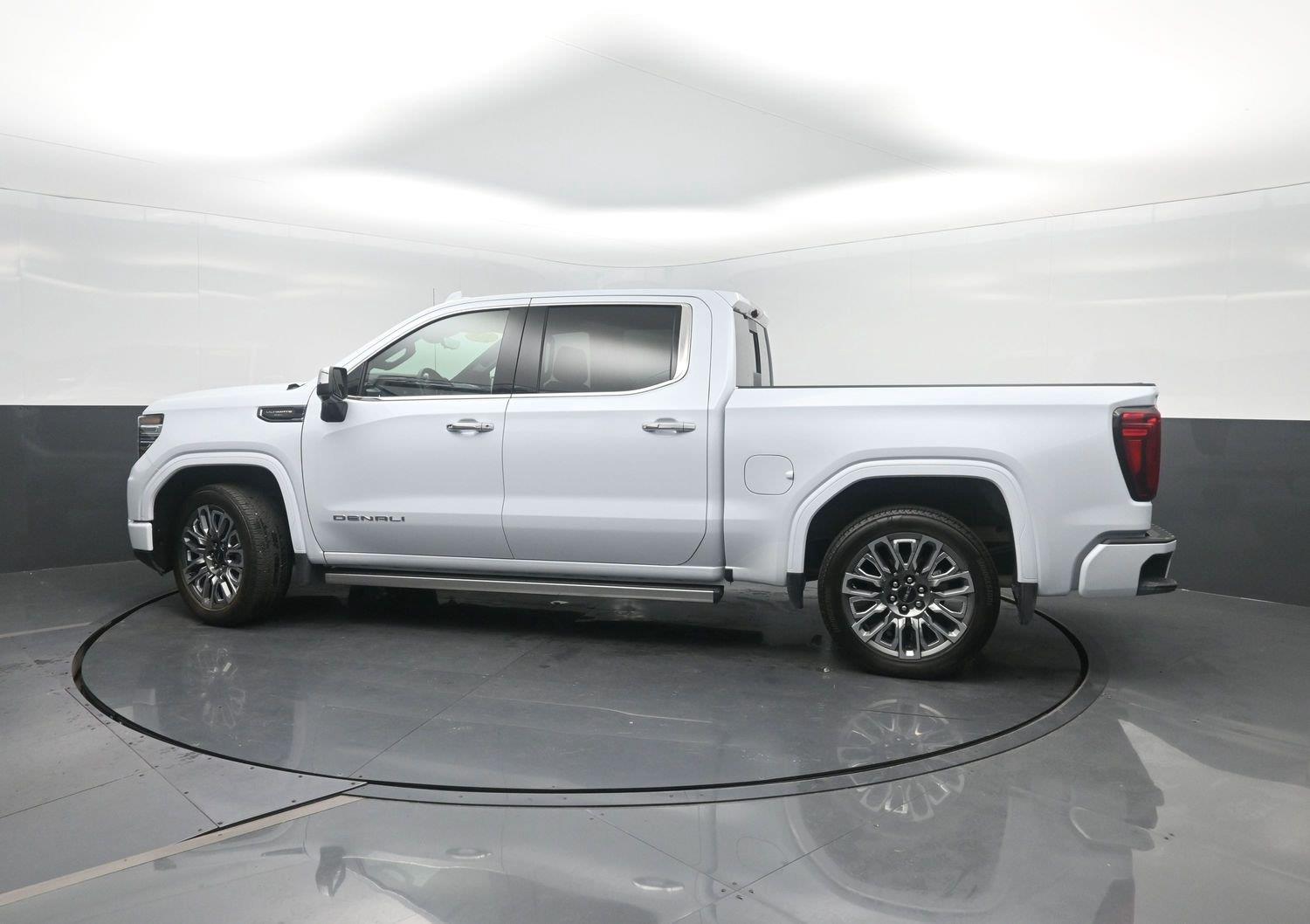 Used 2026 Glacier White Tricoat GMC Denali Ultimate image 43
