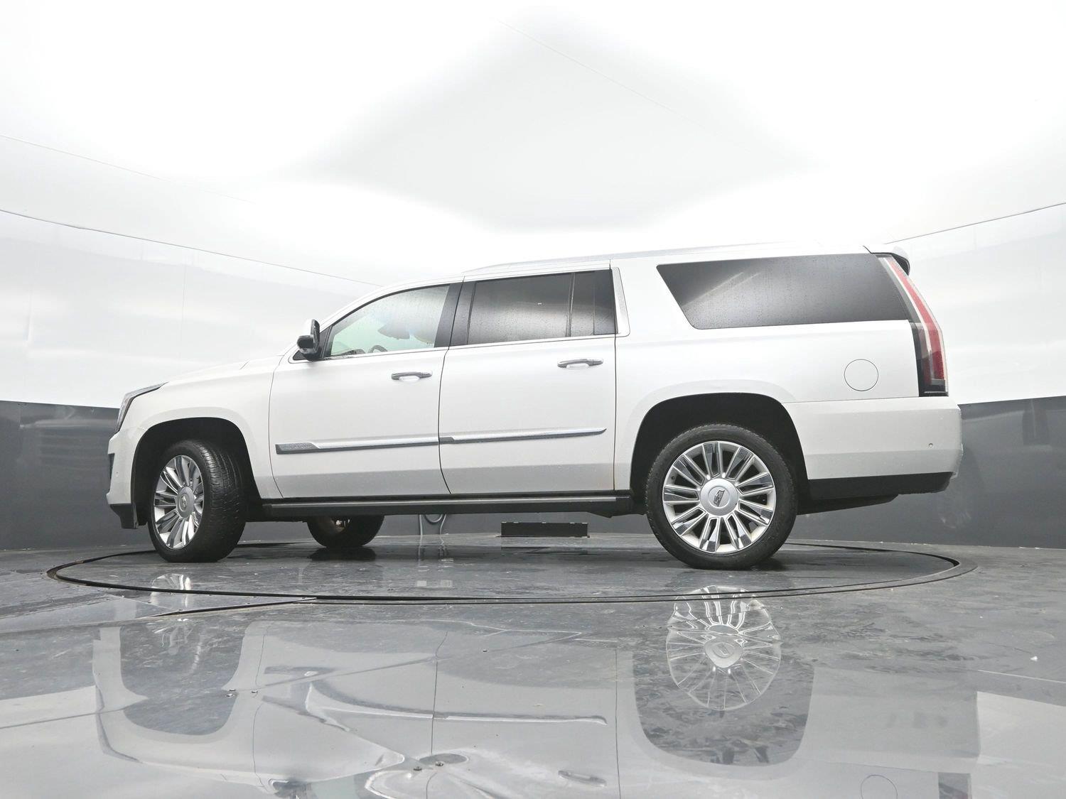 Used 2018 Crystal White Tricoat Cadillac Platinum image 40