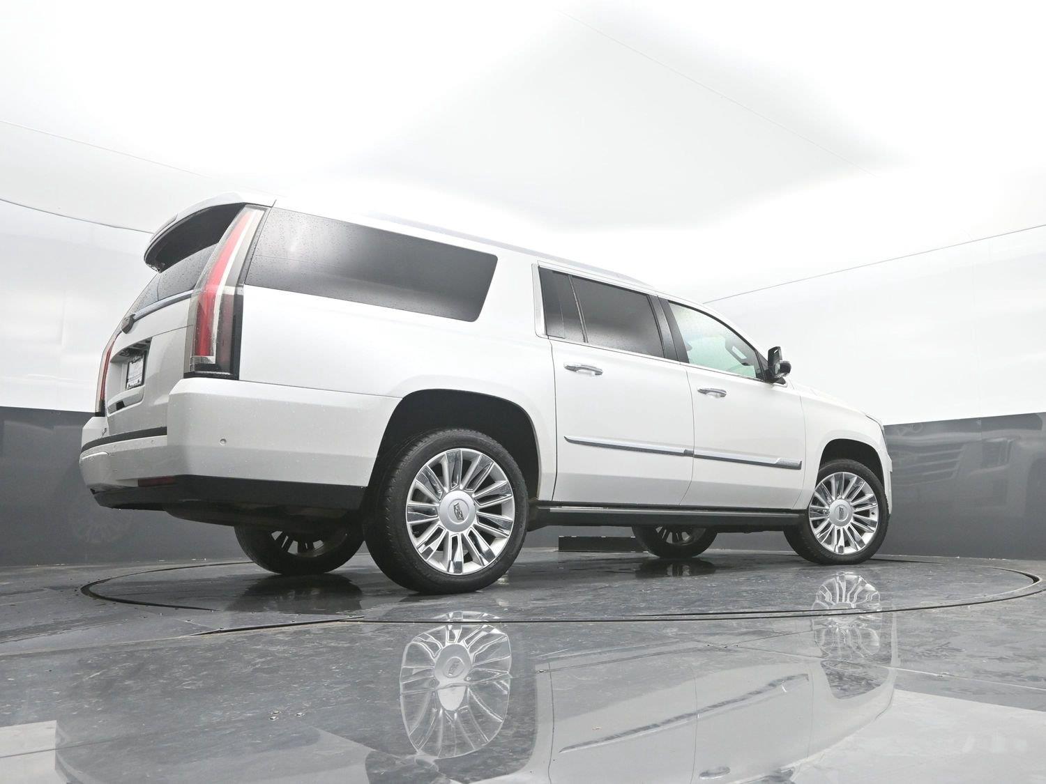 Used 2018 Crystal White Tricoat Cadillac Platinum image 41
