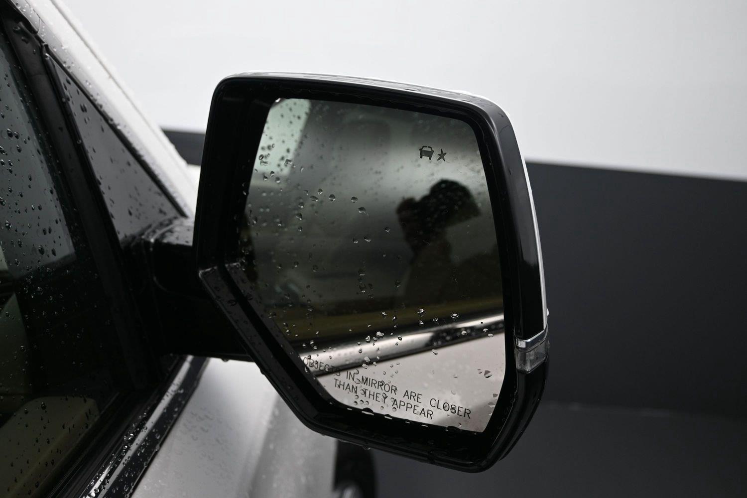 Used 2018 Crystal White Tricoat Cadillac Platinum image 8
